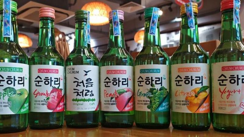 Hình ảnh chai rượu gạo Kook Soon Dang màu trắng đặc trưng, biểu tượng của đồ uống truyền thống Hàn Quốc