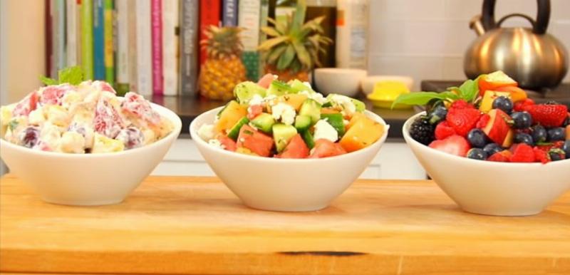 Dia salad trai cay sot chanh leo mon ngon la mieng day mau sac