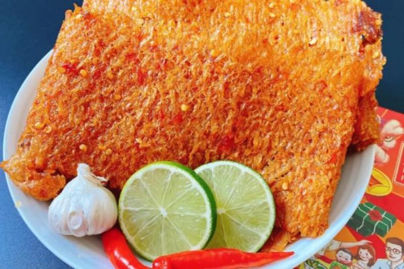 Sơ chế mực sạch sẽ và đúng kỹ thuật trước khi tẩm bột chiên giòn tại nhà