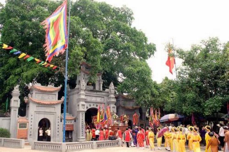 Hinh anh the hien tin nguong tho Mau o Viet Nam gan gui voi den Mau Hung Yen