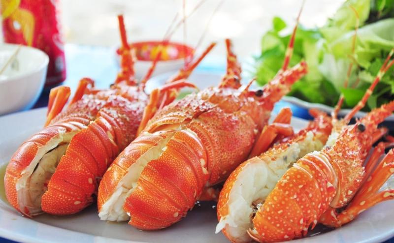Tôm hấp sả bia chín tới, vỏ chuyển sang màu đỏ gạch hấp dẫn
