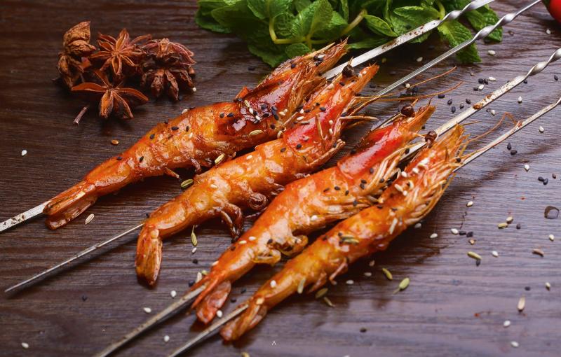Tôm tươi sau khi ướp sa tế đang được xếp lên vỉ nướng chuẩn bị nướng