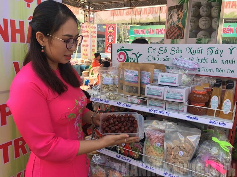 Một vài món đặc sản Bến Tre làm quà như mứt dừa, bánh phồng, trái cây sấy được bày trí đẹp mắt.