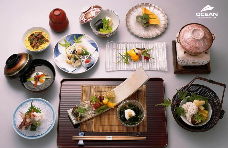 Các loại topping ngon miệng và phổ biến ăn kèm mì soba, giúp món ăn thêm phong phú và hấp dẫn, như trứng luộc, tempura, nấm, và hành lá.