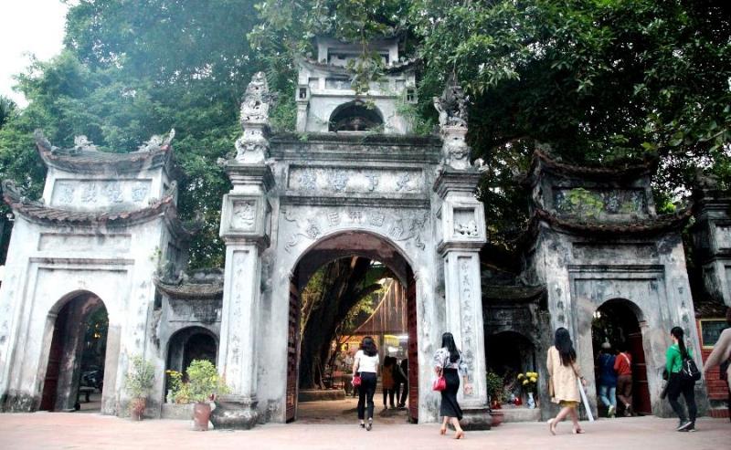 Hinh anh du khach vieng tham den Mau Hung Yen the hien trai nghiem tam linh