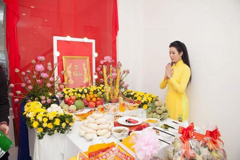 Ban thờ cúng Tổ nghề sân khấu với đầy đủ lễ vật