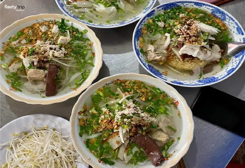 To bánh canh ghẹ Phú Quốc đầy đặn với ghẹ tươi, sợi bánh canh dai ngon và nước dùng đậm đà