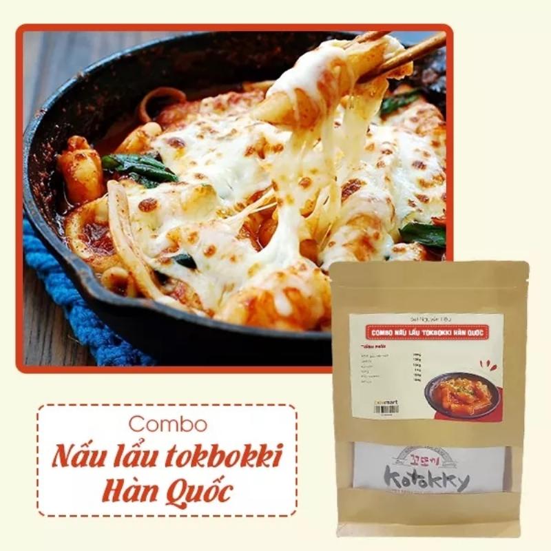 Bánh gạo tokbokki trong nồi lẩu kim chi hấp dẫn
