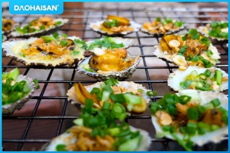 Món bào ngư nướng mỡ hành béo ngậy, hấp dẫn trên bếp nướng hoặc chảo, có hành lá và đậu phộng trang trí