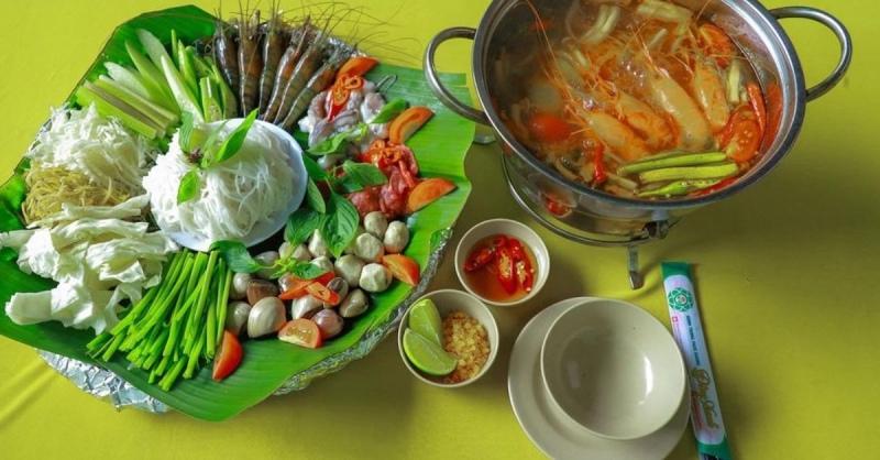 Đĩa nguyên liệu lẩu thái được bày biện gọn gàng và đẹp mắt trước khi thưởng thức.