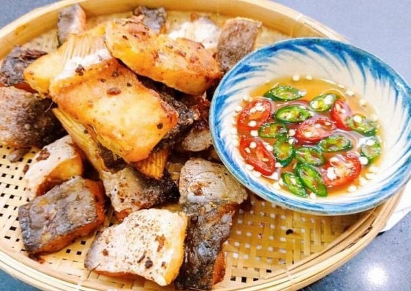 Cá dứa 1 nắng chiên giòn vàng ruộm, hấp dẫn, ăn kèm nước chấm
