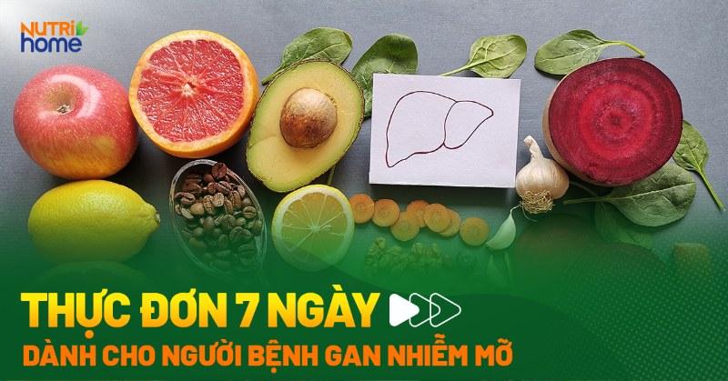 Cá hồi áp chảo vàng ruộm với dầu olive và rau xanh, món ăn ngon miệng và bổ dưỡng.