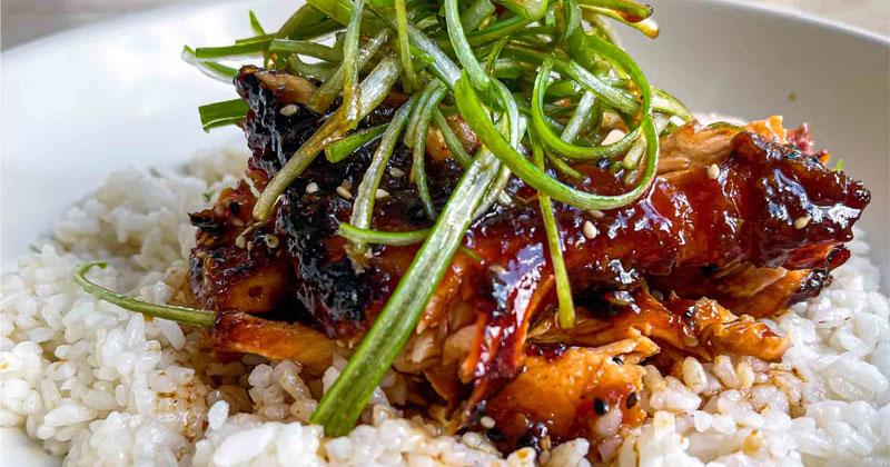 Món cá hồi nướng vàng ươm hấp dẫn với rau củ nướng ăn kèm