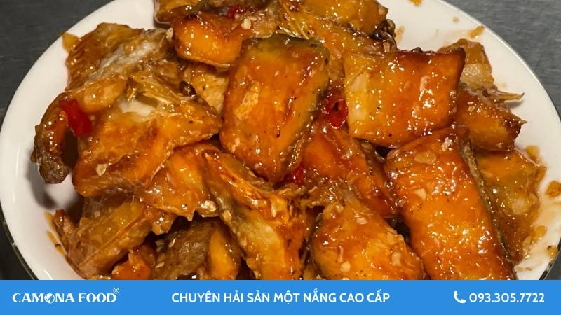 Đĩa cá khô rim mắm đường ăn kèm với cơm trắng và rau sống dân dã