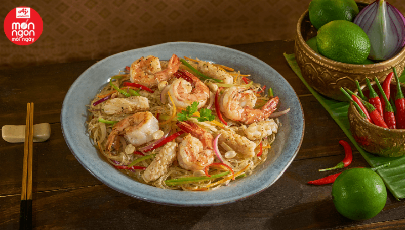 Sơ chế tôm và mực tươi cho món cách xào miến hải sản đảm bảo vệ sinh và giữ độ ngọt