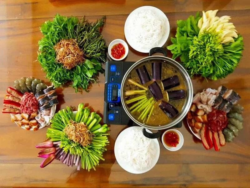 Đĩa tổng hợp các loại rau, nấm, và đậu phụ dùng để nhúng lẩu hải sản chua cay