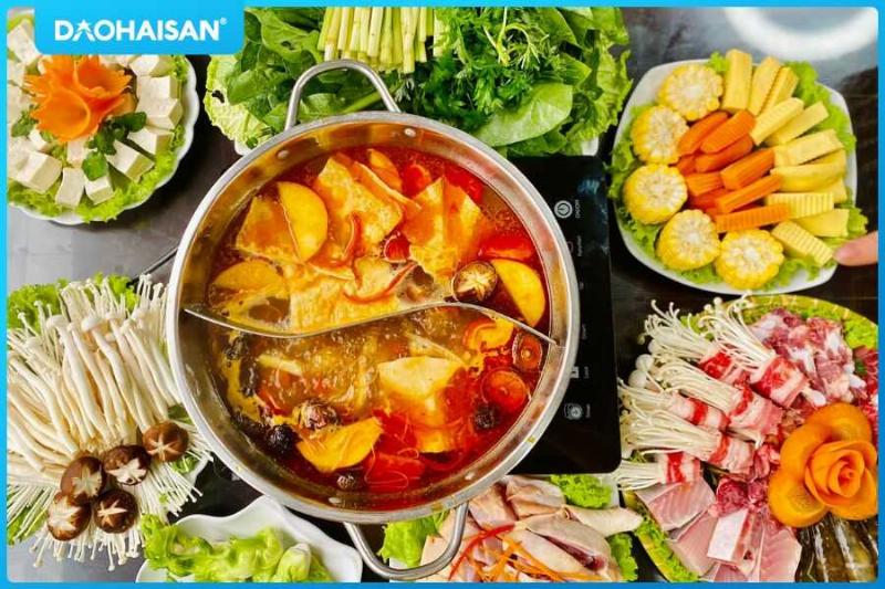 Nguyên liệu đầy đủ cho món lẩu ngọt thập cẩm thơm ngon tại nhà bao gồm xương, rau củ, thịt, hải sản và các loại nấm tươi