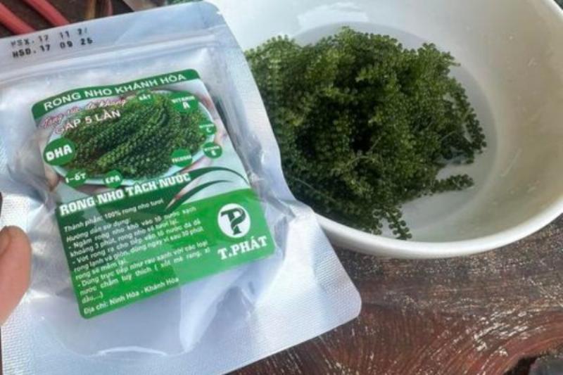 Hinh anh minh hoa qua trinh ngam rong nho tach nuoc vao nuoc da de phuc hoi do gion truoc khi an