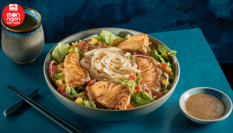 Trộn đều salad rau củ với sốt mè rang thơm lừng giúp ngấm vị