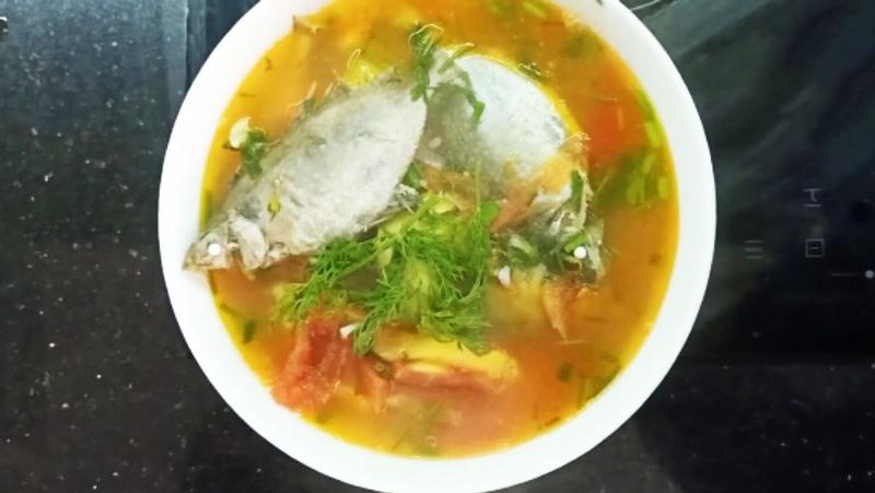 Mot chen canh chua ca dia voi com va nuoc cham