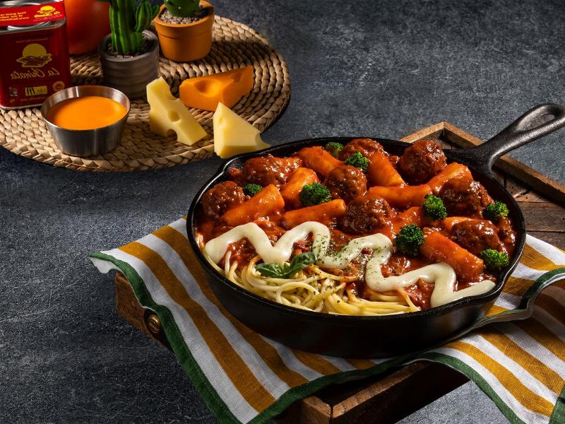 Miếng chả cá Hàn Quốc ngấm sốt cay trong nồi tteokbokki cùng với bánh gạo và các loại rau củ