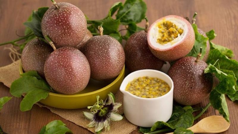 Hình ảnh quả chanh không hạt tươi xanh được cắt đôi, cho thấy ruột mọng nước và không có hạt