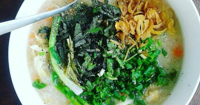 Bát cháo hàu sữa nóng hổi, rắc tiêu và hành ngò