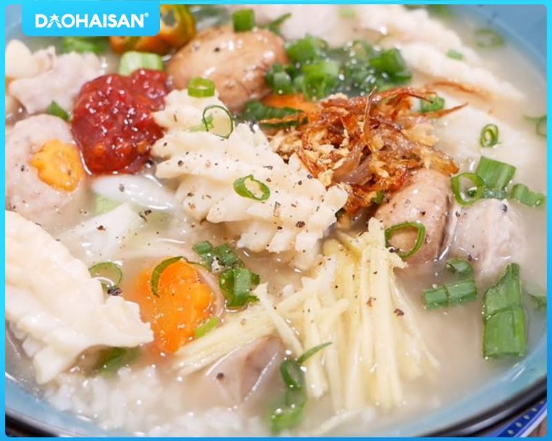 Cháo mực nấu với bí đỏ, cà rốt, và nấm hương ngon miệng cho bé ăn dặm