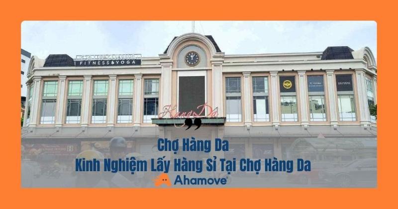 Quầy hàng bán cá tầm và hải sản tươi sống tại một khu chợ truyền thống ở Hà Nội