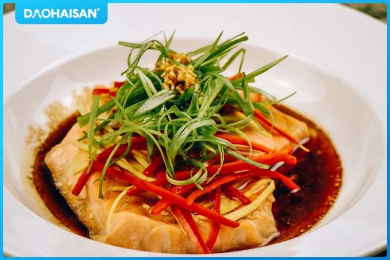 Miếng cá hồi tươi ngon với màu cam tươi sáng và vân mỡ trắng mịn, chuẩn bị cho việc chế biến sashimi tại nhà