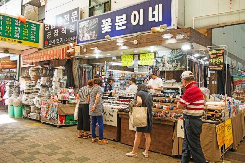 Nhiều gói rong biển khô Hàn Quốc các loại được bày bán trên kệ siêu thị, gợi ý về sự đa dạng và cách lựa chọn sản phẩm.