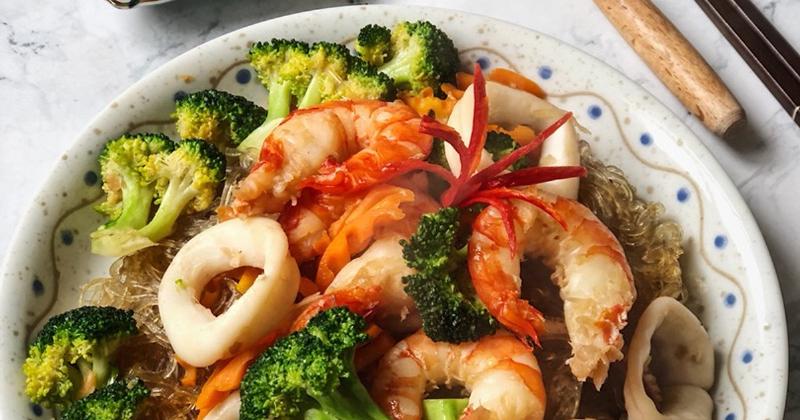 Đĩa miến xào hải sản đầy màu sắc, thơm ngon hấp dẫn chuẩn bị thưởng thức