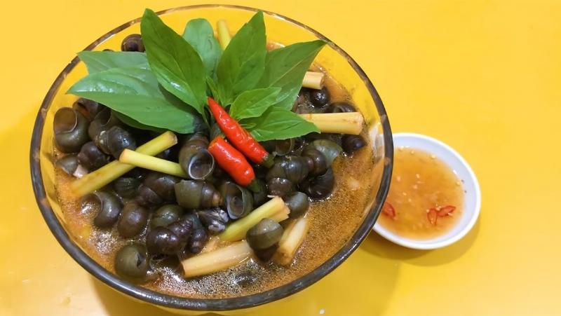 Hình ảnh đĩa ngao hấp thái thành phẩm nóng hổi, bày biện đẹp mắt với nước sốt sả ớt và lá chanh bên trên.