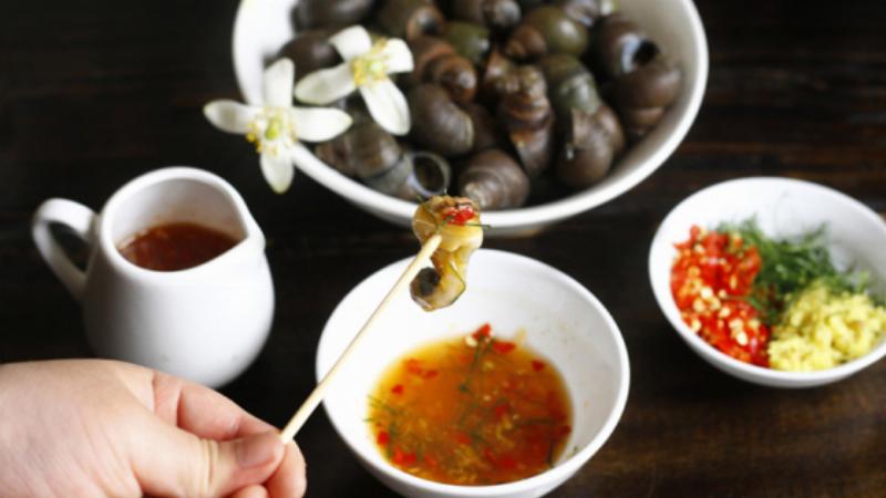 Đĩa ốc luộc thơm ngon, chín tới, thịt giòn sần sật hấp dẫn