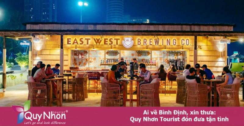 Toàn cảnh bên ngoài của East West Brewing Da Nang với kiến trúc hiện đại và biển hiệu dễ nhận biết, thu hút ánh nhìn.
