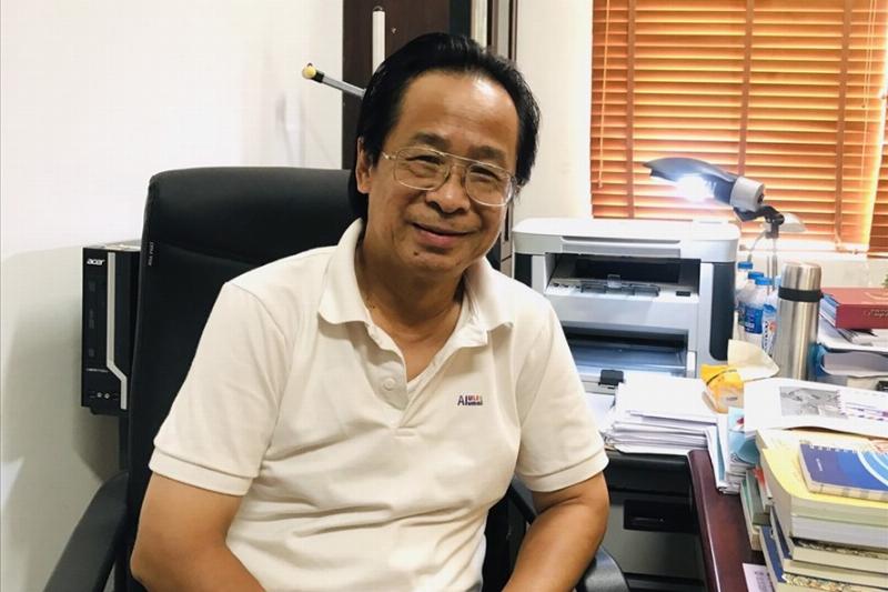 Hình ảnh chân dung giả định của Cô Nguyễn Thị Thu Hà cùng với trích dẫn của cô về tầm quan trọng của việc hiểu bản chất ngữ pháp khi học cách dùng other others another