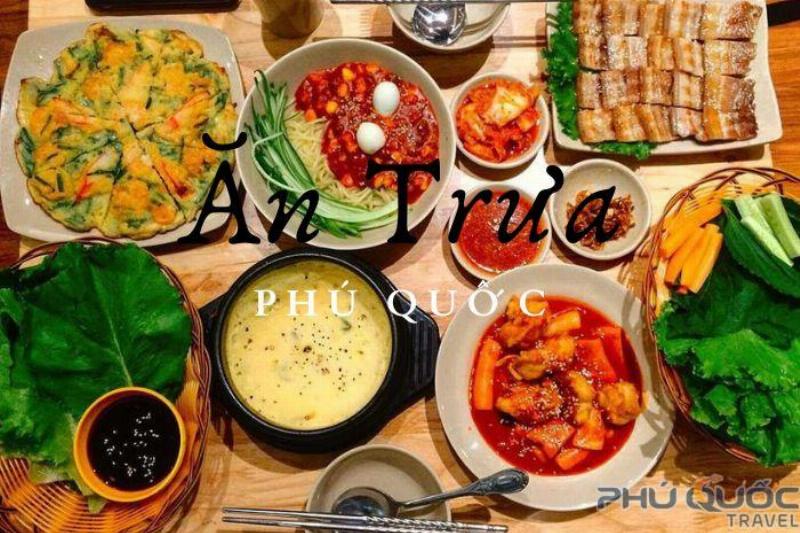 Một thực đơn với giá các loại bánh canh ghẹ tại một quán ăn địa phương ở Phú Quốc
