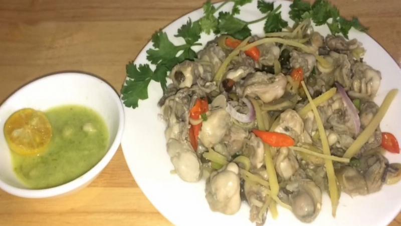 Nồi hàu sữa hấp sả nghi ngút khói, thơm lừng mùi sả
