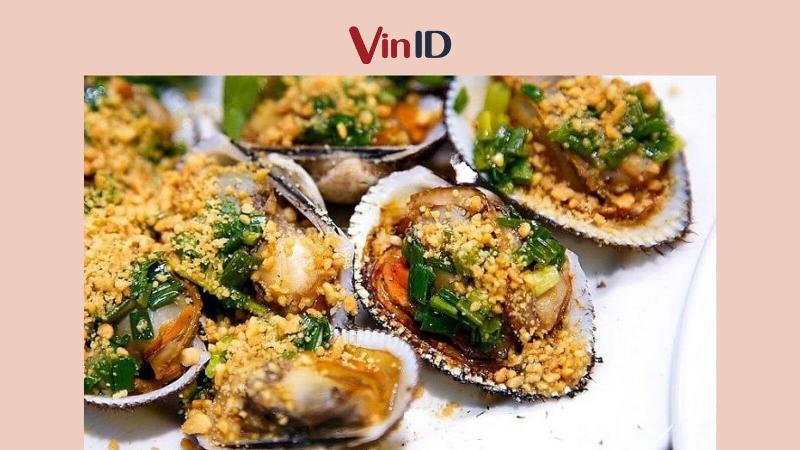 Đĩa hàu sữa nướng mỡ hành nóng hổi, dậy mùi thơm lừng