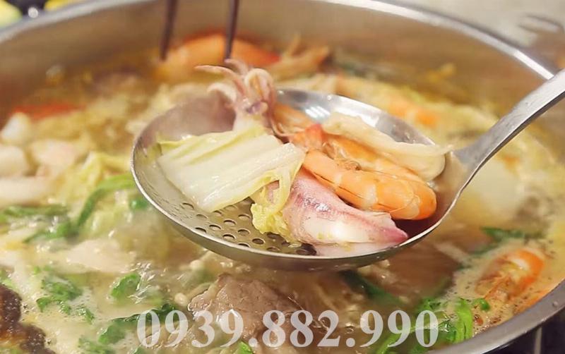 Nồi lẩu mực hải sản nghi ngút khói, ấm áp, rất phù hợp cho bữa ăn gia đình vào những ngày se lạnh.