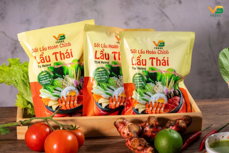 Nồi lẩu thái nước cốt dừa có màu sắc hấp dẫn và độ sánh đặc trưng.