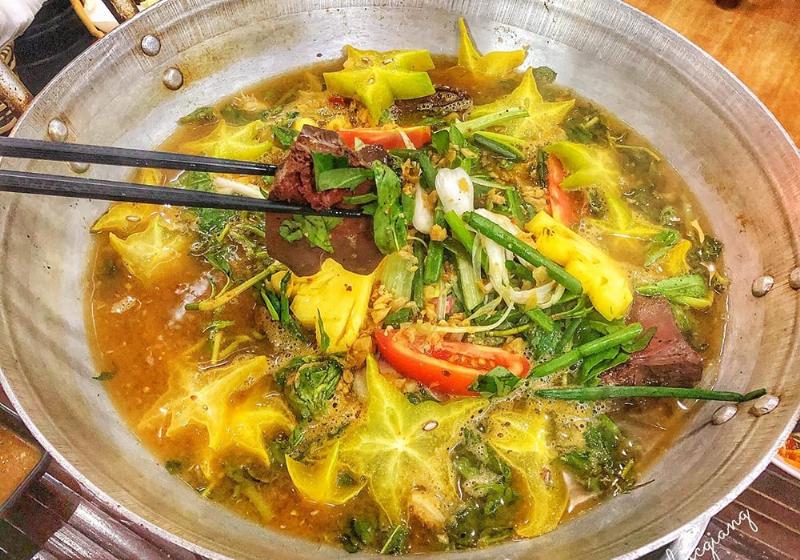 Mâm lẩu cua đồng đầy đủ bún, rau và đồ nhúng hấp dẫn