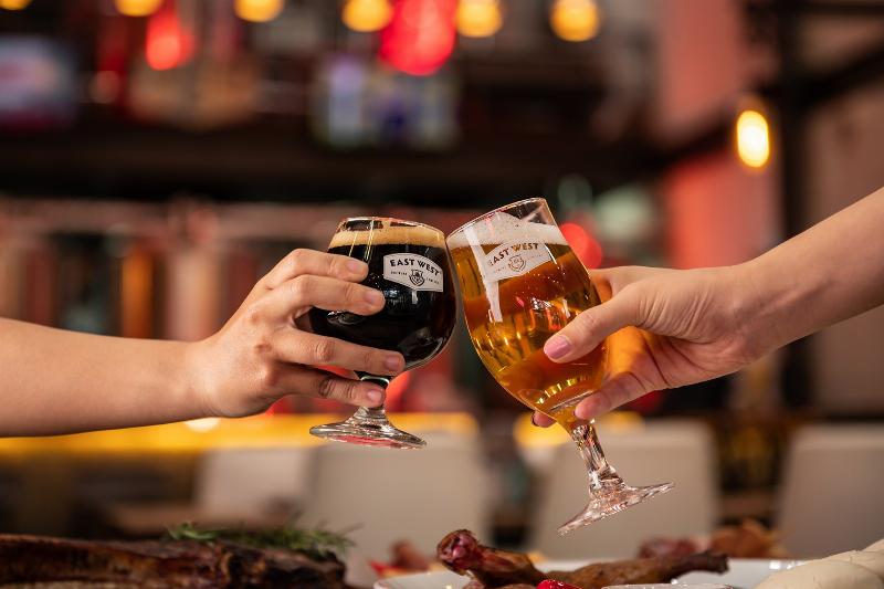Thực đơn các loại bia thủ công phong phú và hấp dẫn tại East West Brewing