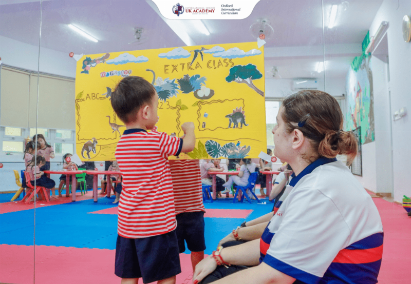 Gia đình đang tạo môi trường học tiếng Anh vui vẻ cho trẻ tại nhà với sách, đồ chơi.