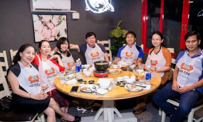 Hình ảnh đĩa tôm càng xanh hấp bia thơm ngon, minh họa một trong những món ăn phổ biến và hấp dẫn chế biến từ tôm càng xanh