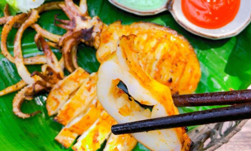 Mực nướng sa tế thơm lừng, hấp dẫn, một trong các món chế biến từ mực được yêu thích cho bữa tiệc.