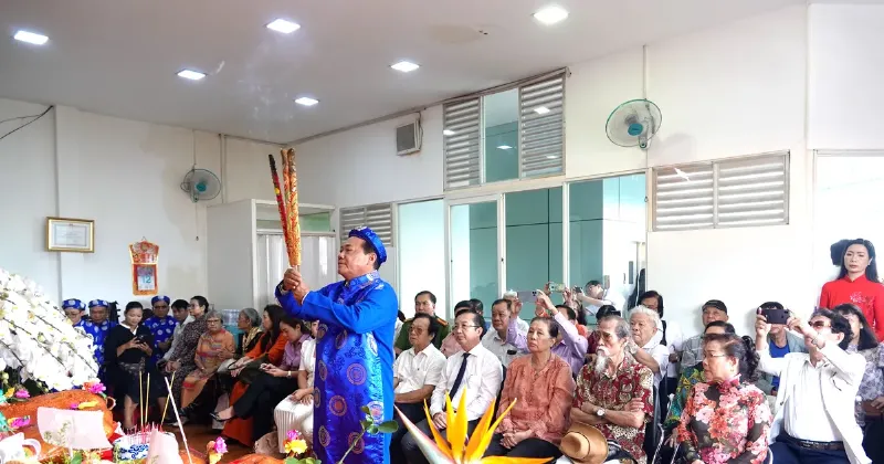 Nghệ sĩ thực hiện nghi lễ cúng Tổ nghề sân khấu trang nghiêm