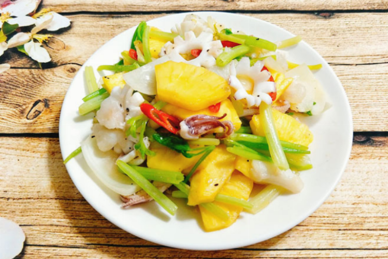 Cac nguyen lieu can thiet cho mon muc xao dua thom ngon tai nha voi muc ong va dua chin vang