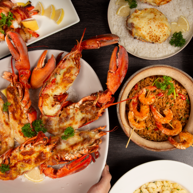 Tổng hợp các nguyên liệu tươi ngon cần thiết cho món cách xào miến hải sản bao gồm tôm, mực, miến, rau củ