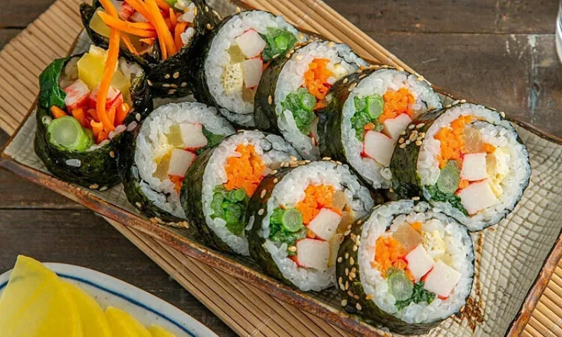 Những lá rong biển khô Hàn Quốc cuộn cơm Gimbap xếp chồng lên nhau, cho thấy kích thước và độ dày phù hợp để làm món cơm cuộn.